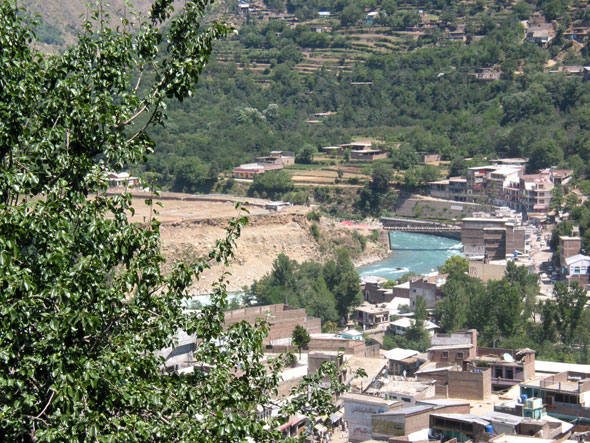 Das Dorf Madyan und der Fluss Swat im Swat-Tal
